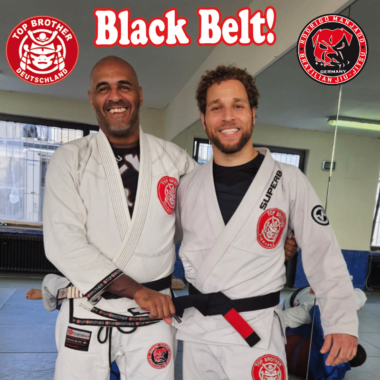 Diérick erhält den Black Belt bei der Graduierung